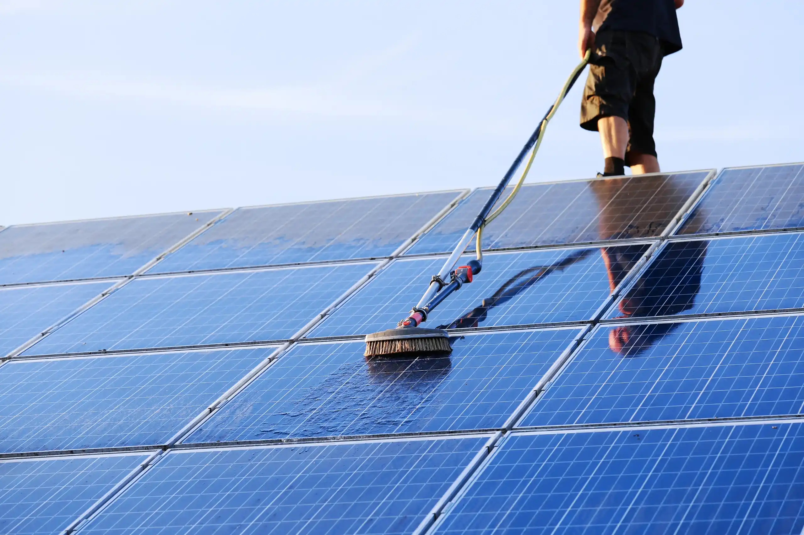 how-to-clean-solar-panels-lahore